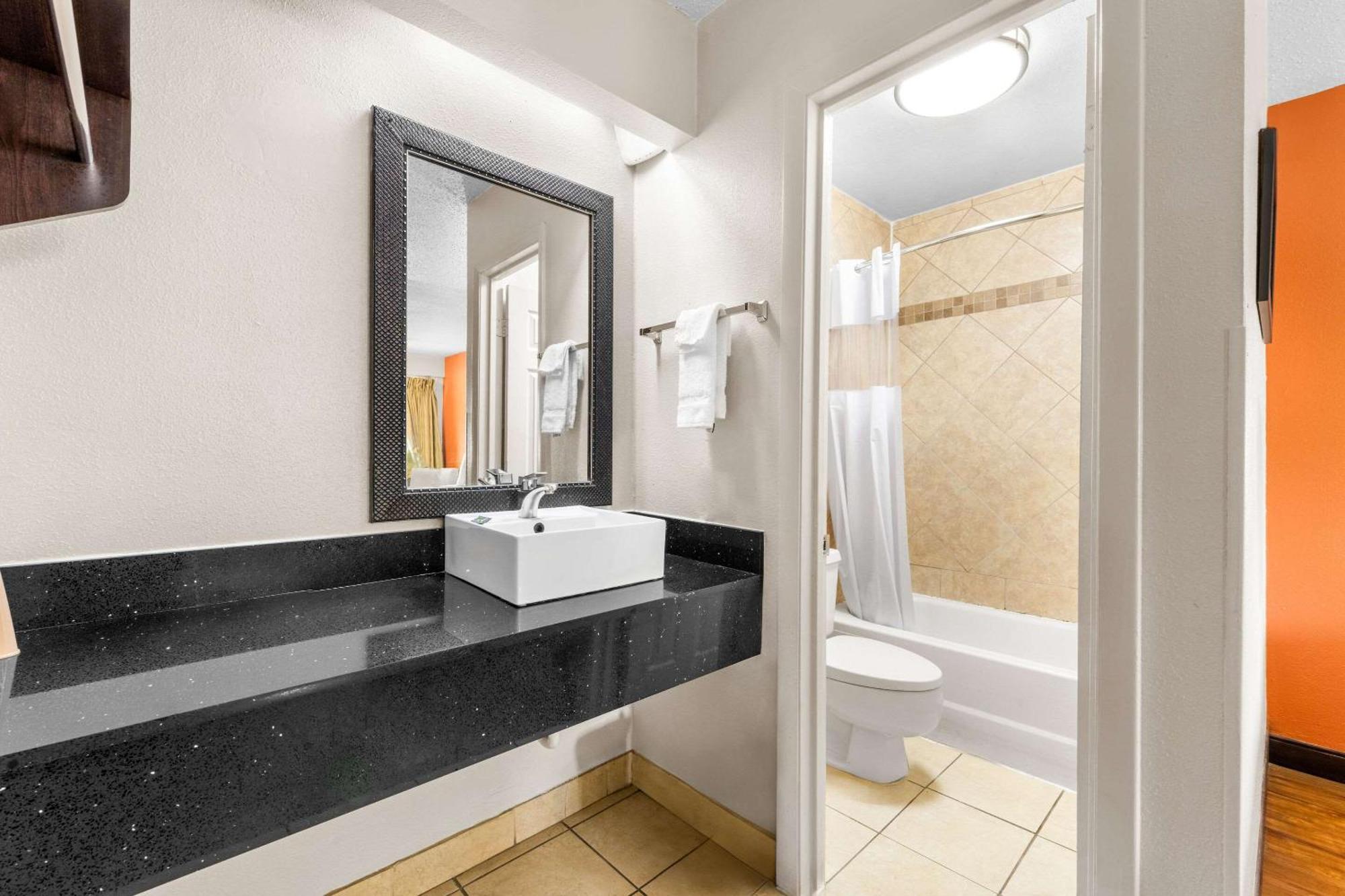 Econo Lodge Charlotte Airport Экстерьер фото