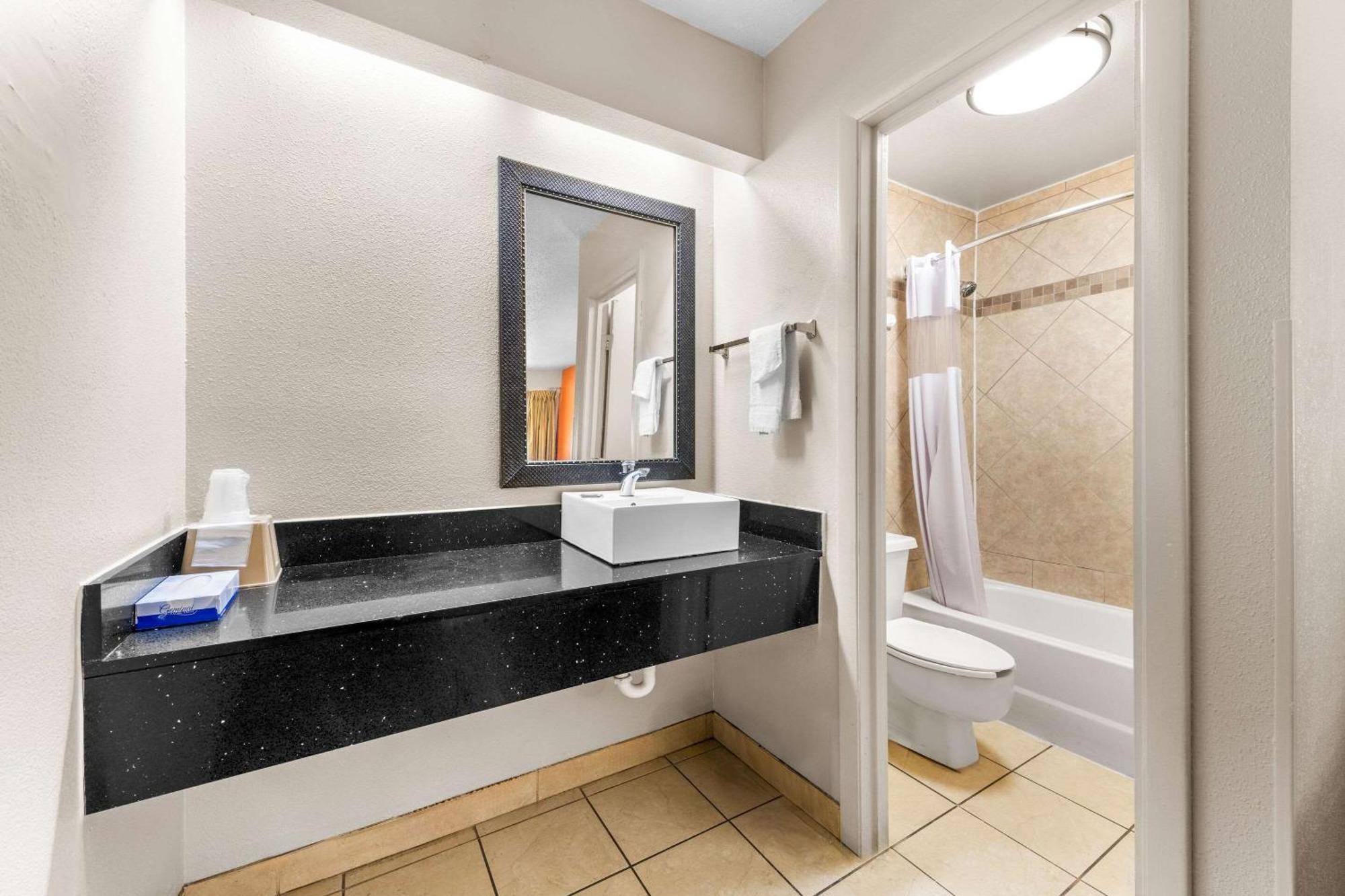Econo Lodge Charlotte Airport Экстерьер фото